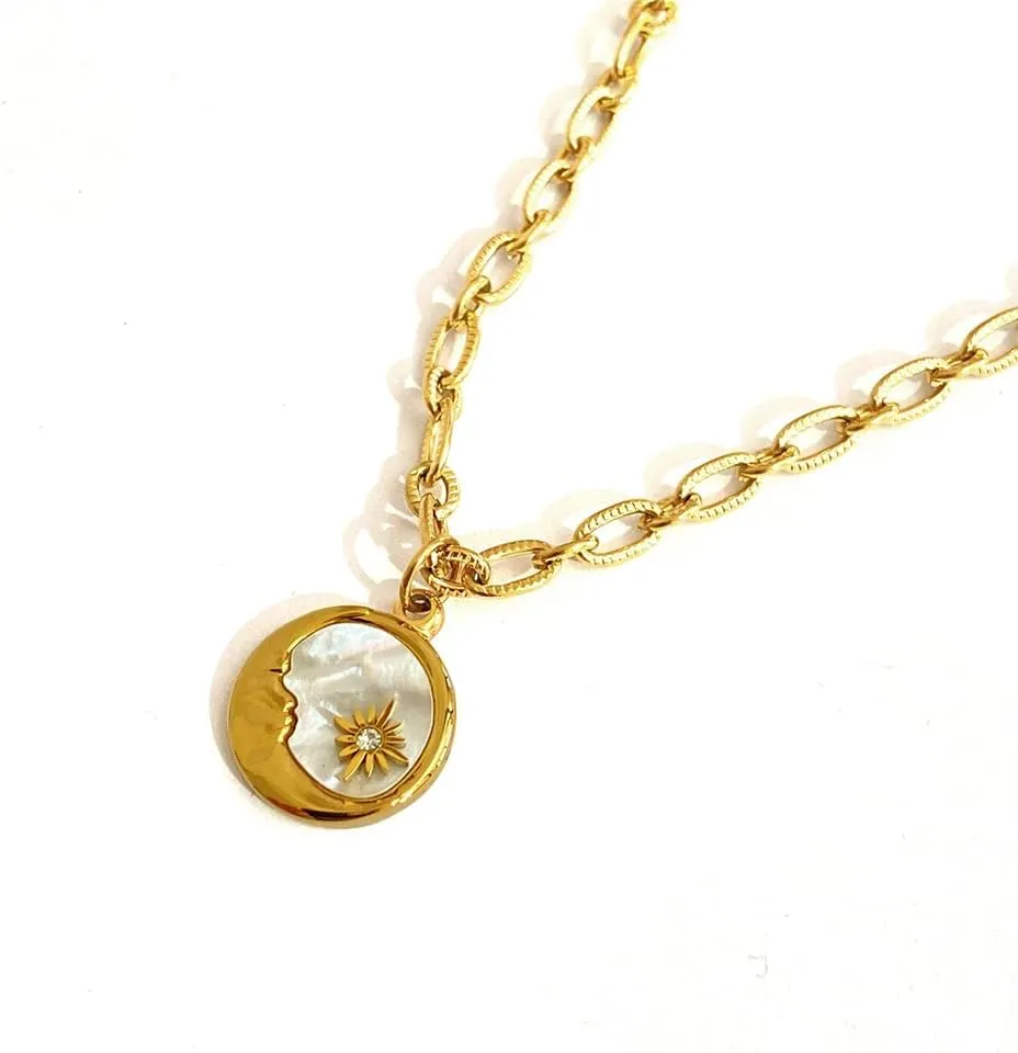 18K Gold Plated Round Pendant With Sun Moon Pendant Necklace Round Pendant Shells Necklace Choker Vintage Necklaces for Women Jewelry Gift