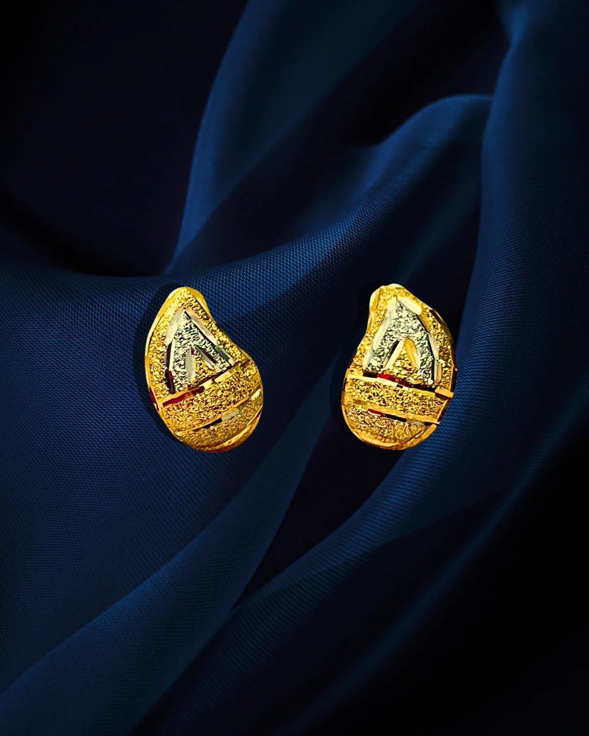22 KT Gold Designer Mango Shaped Pendant Set (D128)