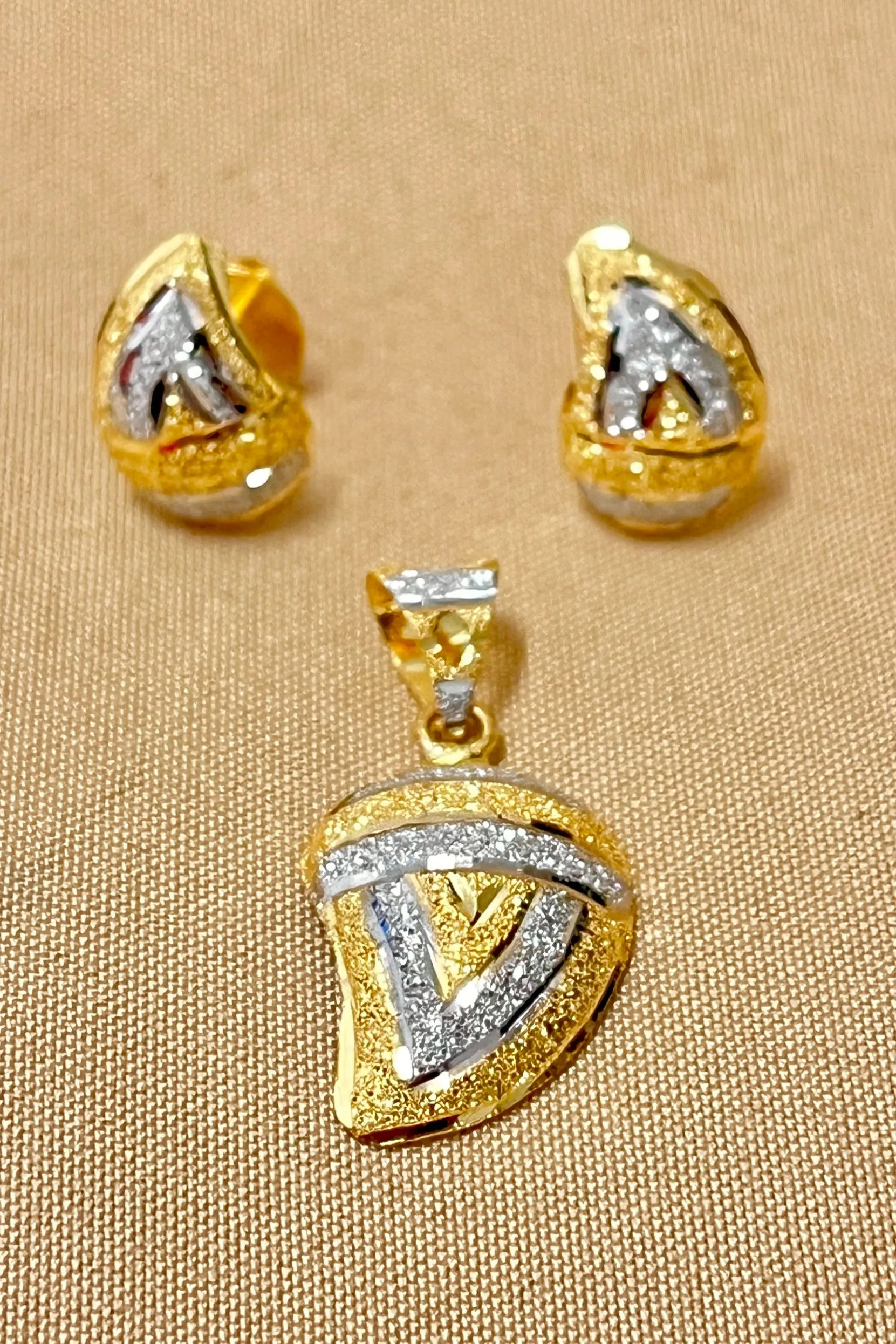 22 KT Gold Designer Mango Shaped Pendant Set (D128)