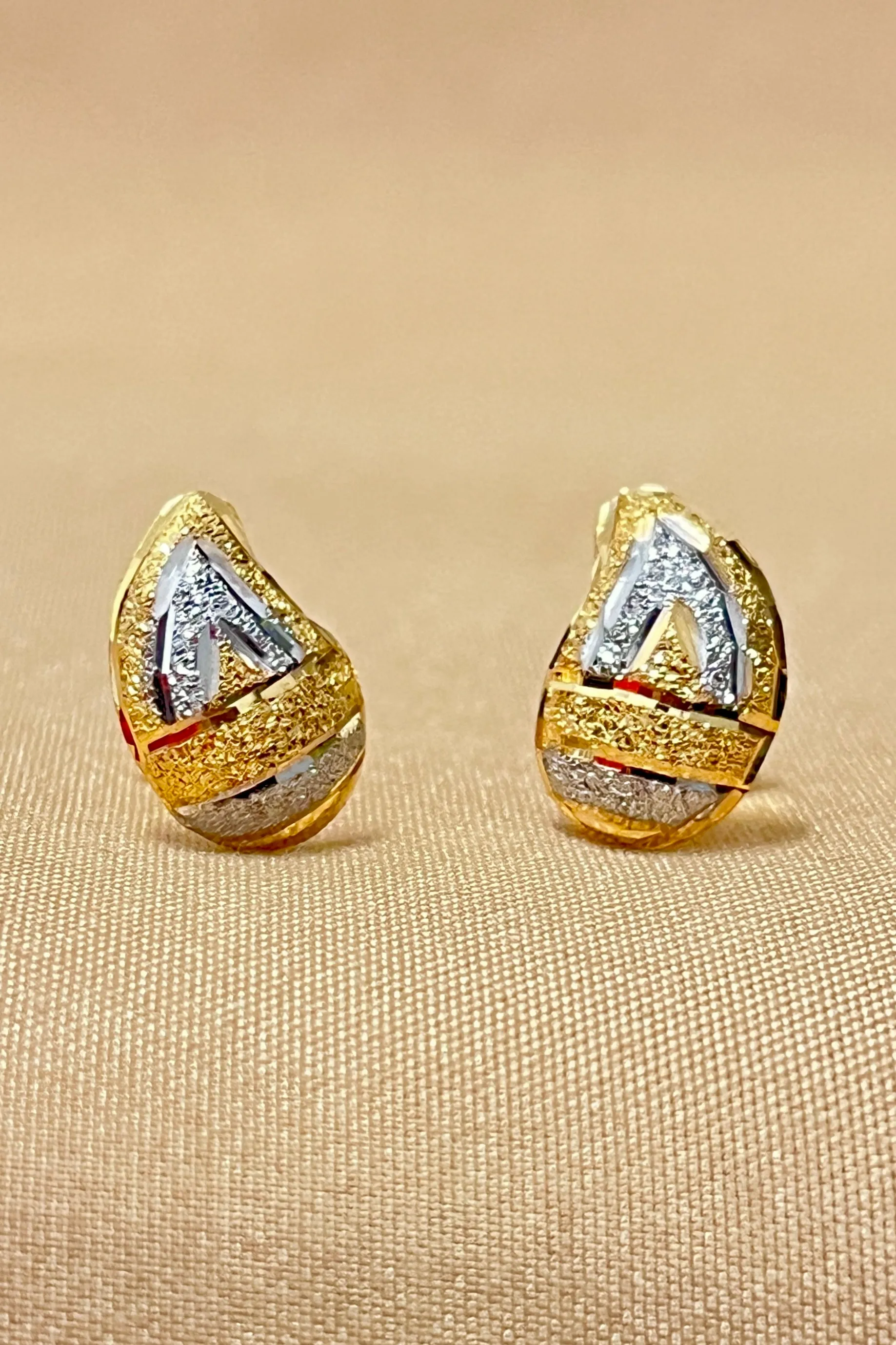 22 KT Gold Designer Mango Shaped Pendant Set (D128)