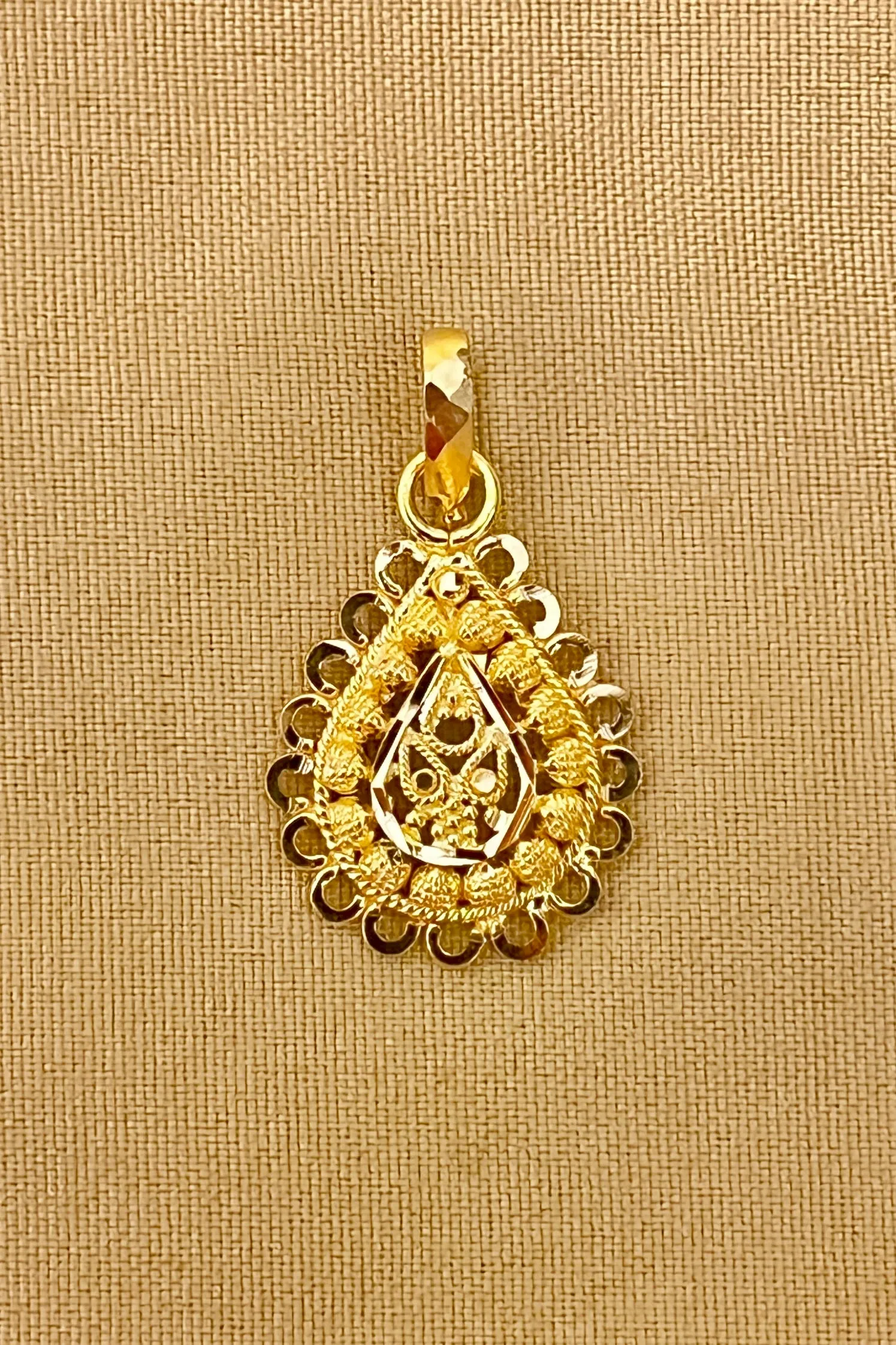 22 KT Gold Designer Teardrop Engraved Pendant Set (D125)