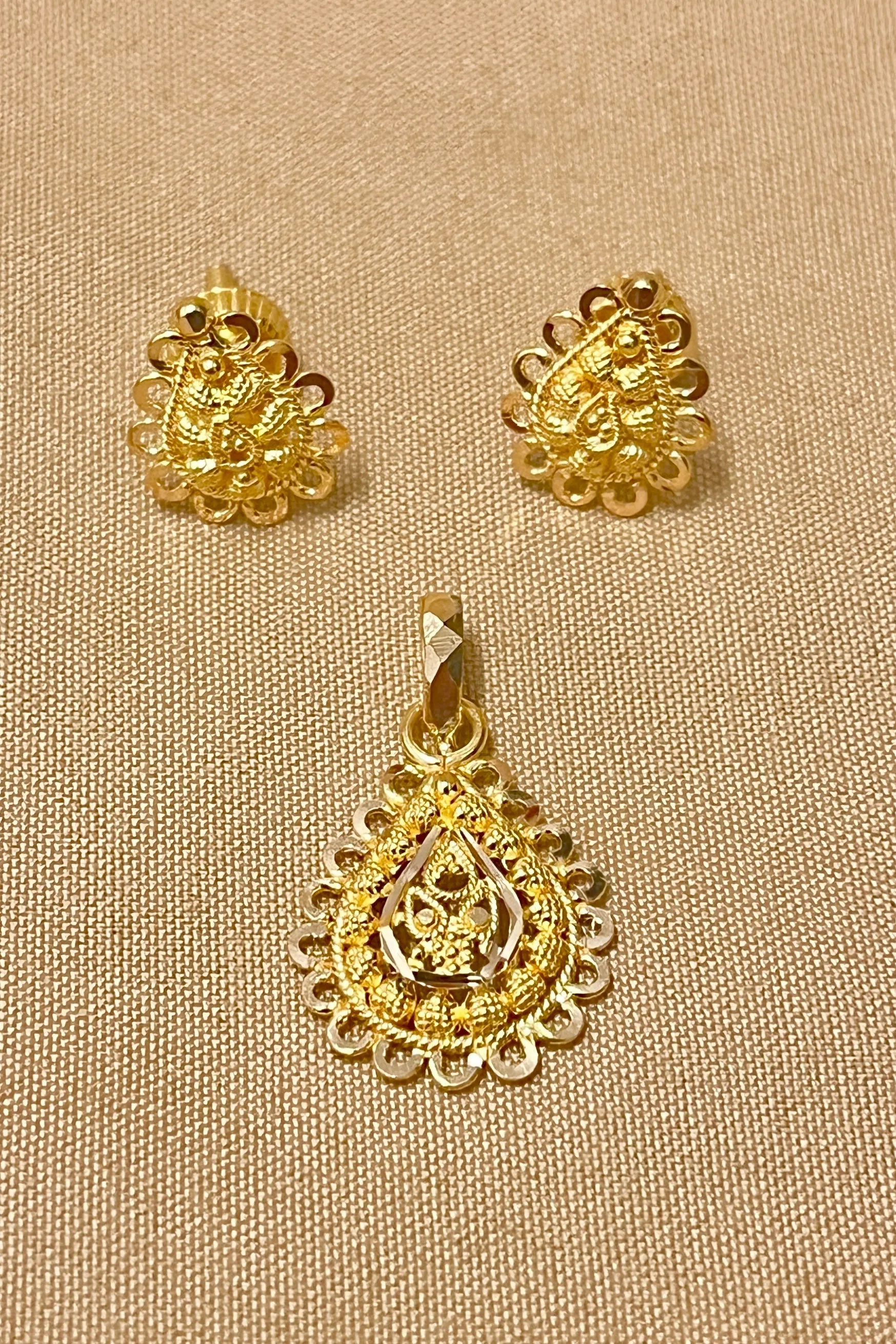 22 KT Gold Designer Teardrop Engraved Pendant Set (D125)