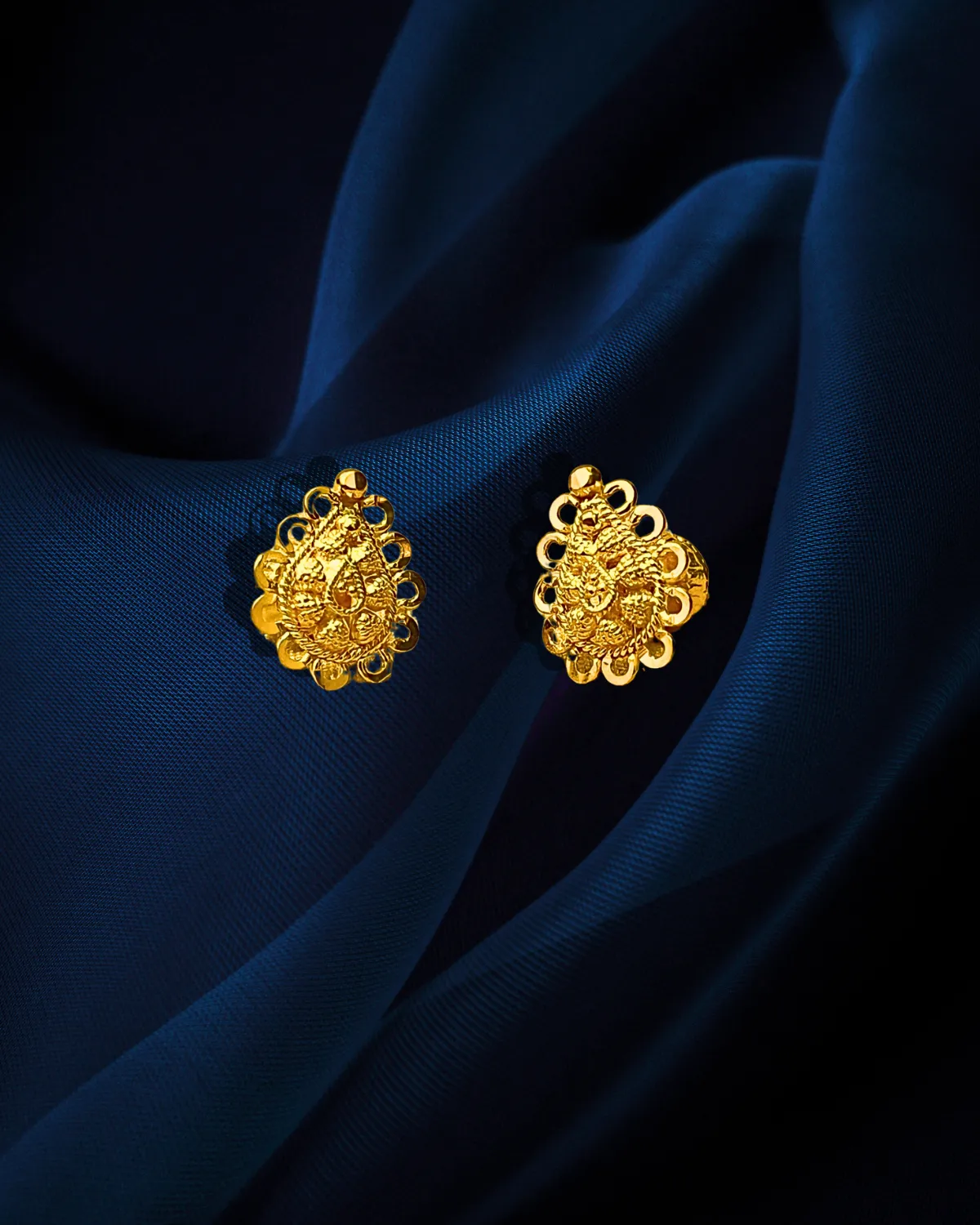 22 KT Gold Designer Teardrop Engraved Pendant Set (D125)