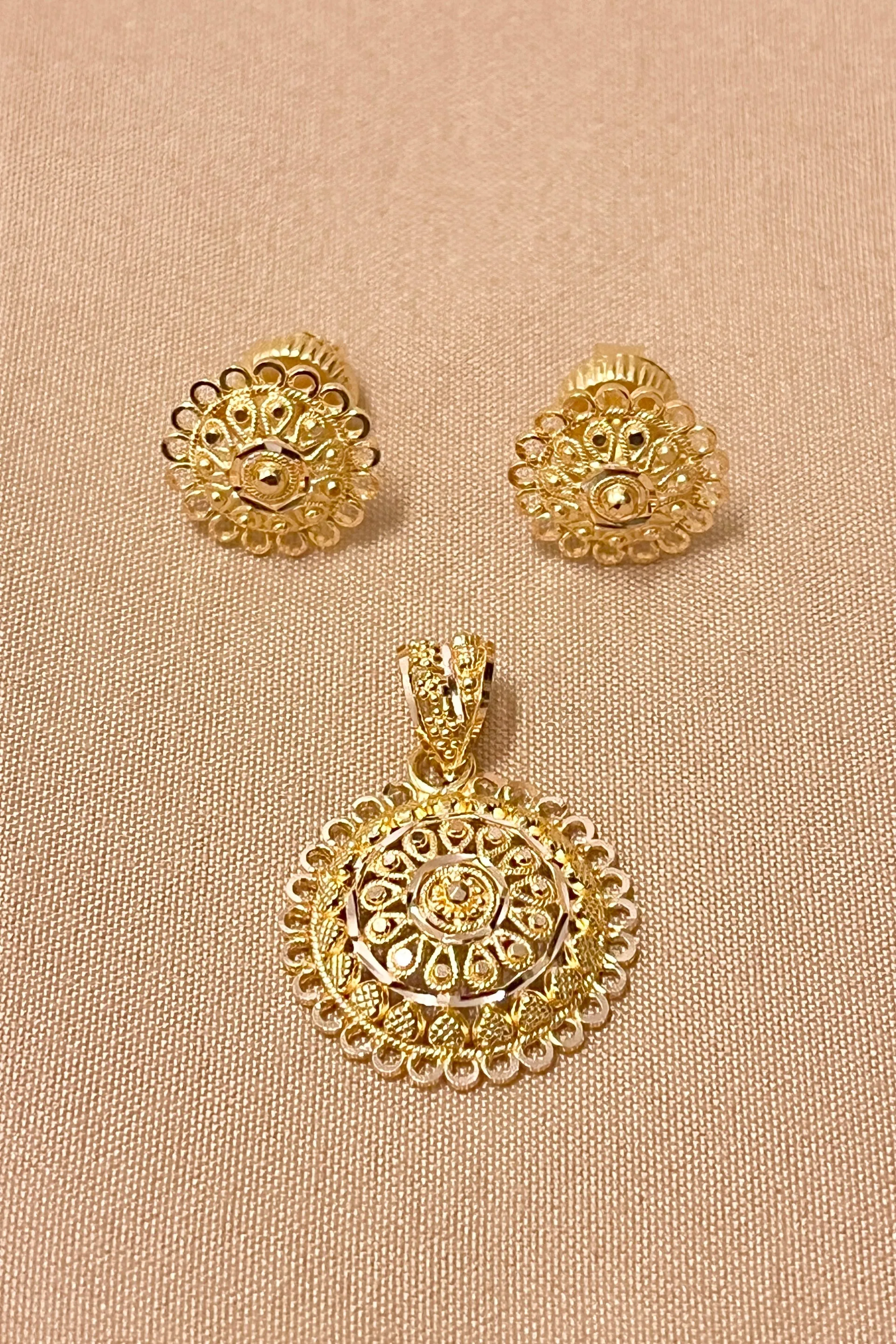 22 KT Gold Traditional Round Pendant Set (D107)