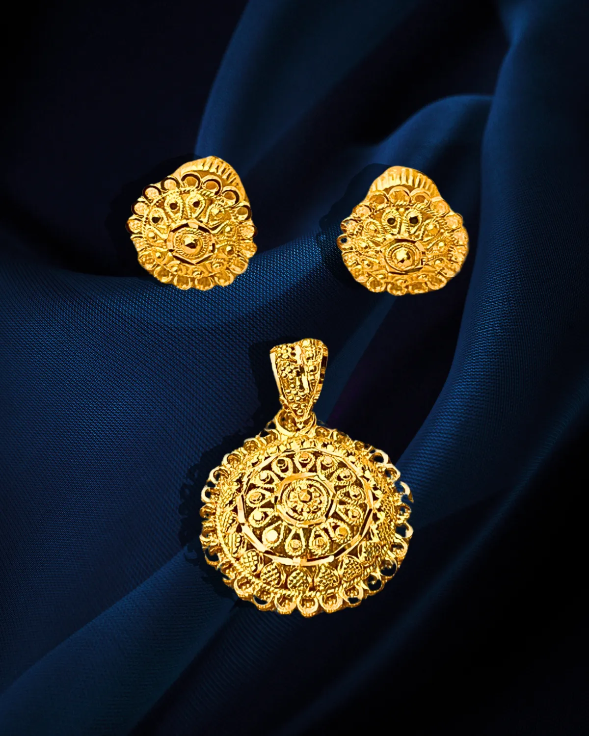 22 KT Gold Traditional Round Pendant Set (D107)