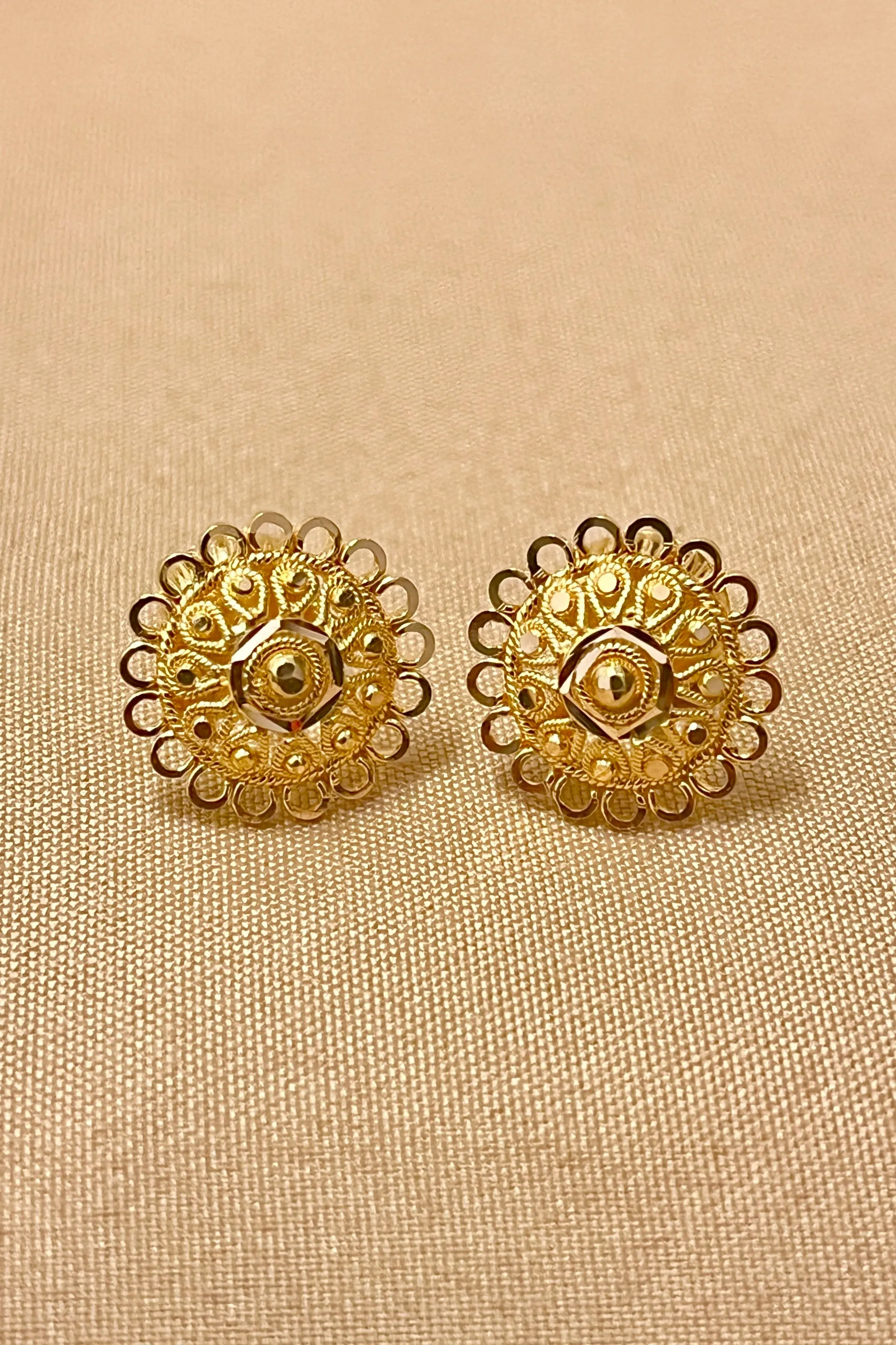 22 KT Gold Traditional Round Pendant Set (D107)