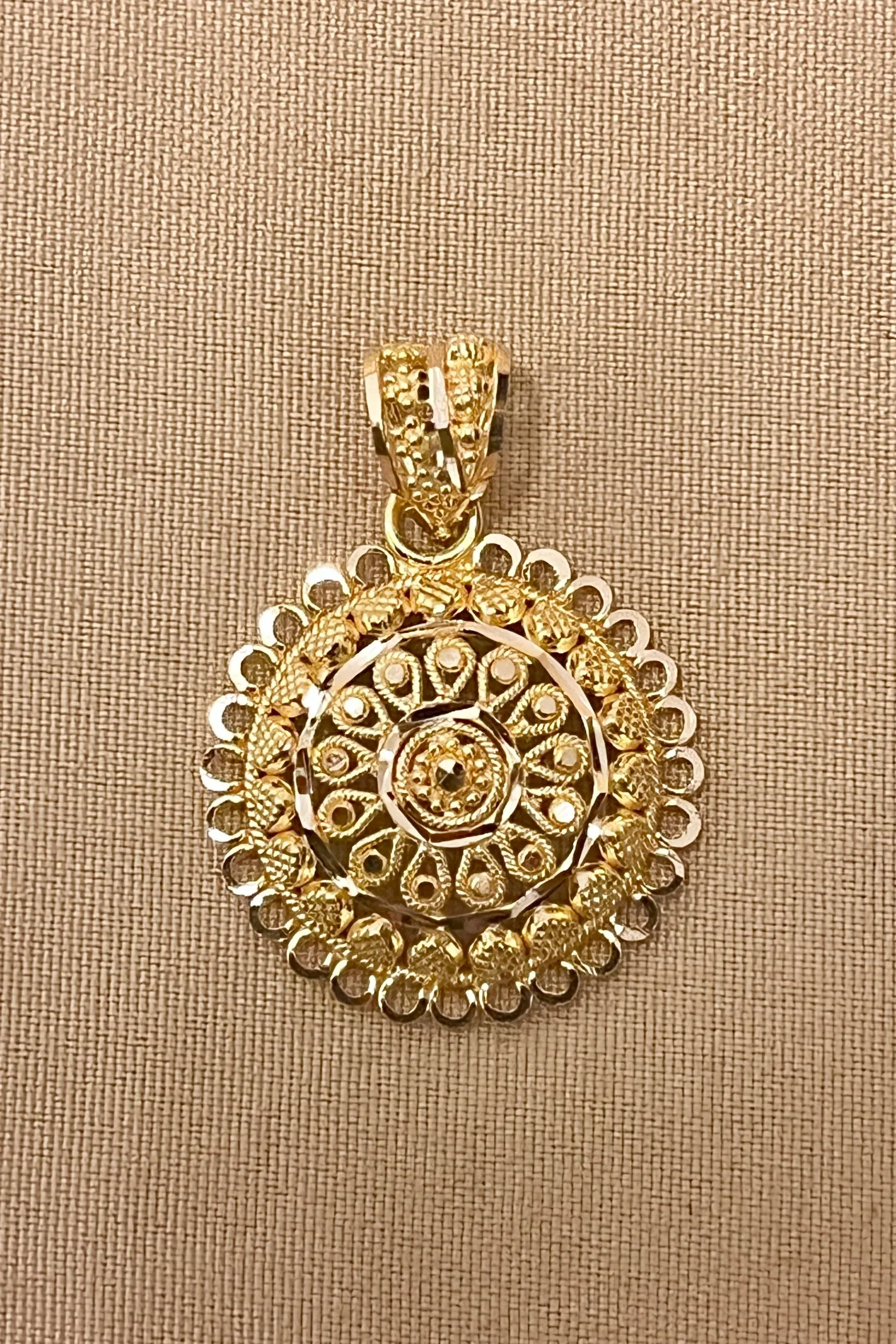 22 KT Gold Traditional Round Pendant Set (D107)
